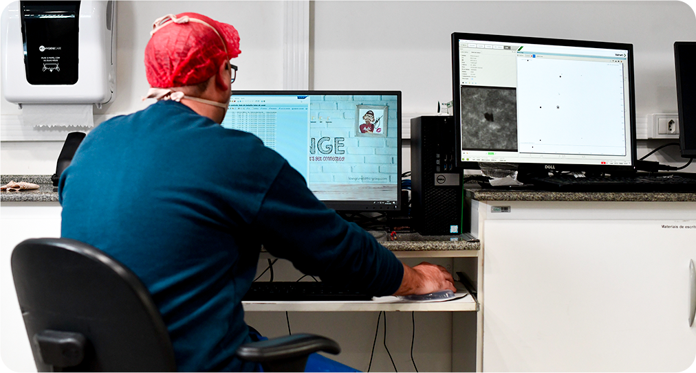 Técnico da Celupa manuseando computadores